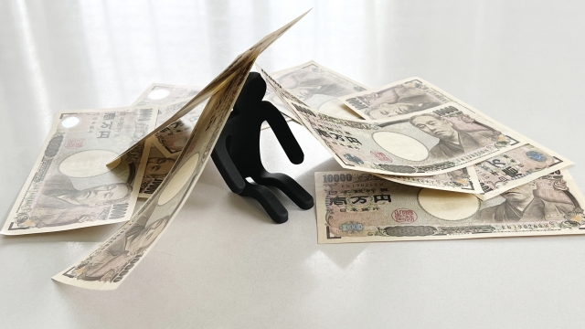 お金の上でうなだれる。出水市で弁護士や司法書士に無料相談してみる