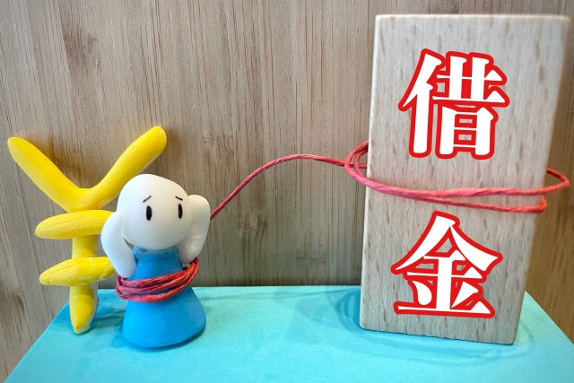 お金を手に頭を抱える。出水市で弁護士や司法書士に債務整理の無料相談をする